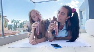 Studentesse italiane bisex succhiano il ghiacciolo e si comportano come troie sul terrazzo