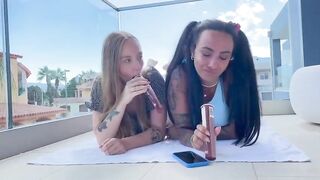 Studentesse italiane bisex succhiano il ghiacciolo e si comportano come troie sul terrazzo