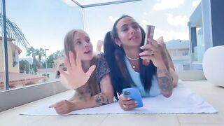 Studentesse italiane bisex succhiano il ghiacciolo e si comportano come troie sul terrazzo