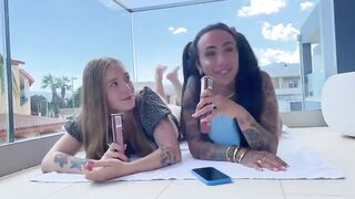 Studentesse italiane bisex succhiano il ghiacciolo e si comportano come troie sul terrazzo