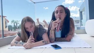 Studentesse italiane bisex succhiano il ghiacciolo e si comportano come troie sul terrazzo