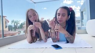 Studentesse italiane bisex succhiano il ghiacciolo e si comportano come troie sul terrazzo