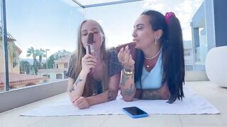 Studentesse italiane bisex succhiano il ghiacciolo e si comportano come troie sul terrazzo