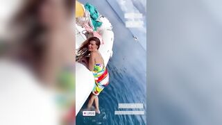 Veronica Maya sexy in barca