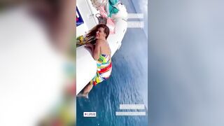 Veronica Maya sexy in barca