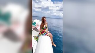 Veronica Maya sexy in barca