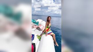 Veronica Maya sexy in barca