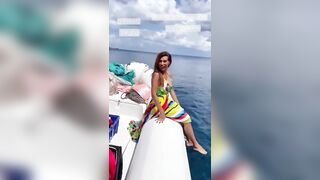 Veronica Maya sexy in barca