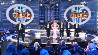 Veronica Maya mostra le tette in TV durante una diretta