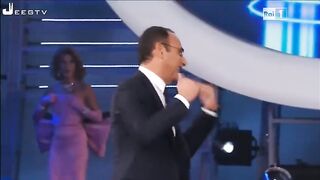 Veronica Maya mostra le tette in TV durante una diretta