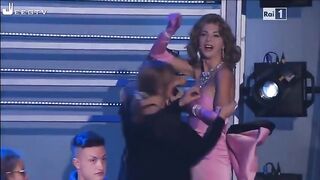 Veronica Maya mostra le tette in TV durante una diretta