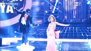 Veronica Maya mostra le tette in TV durante una diretta