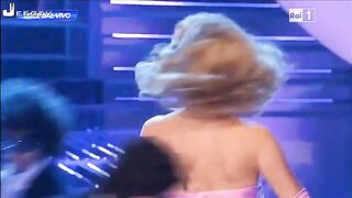 Veronica Maya mostra le tette in TV durante una diretta