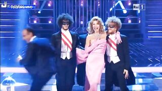 Veronica Maya mostra le tette in TV durante una diretta