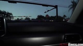 2  puttanieri catturano una troietta biondina