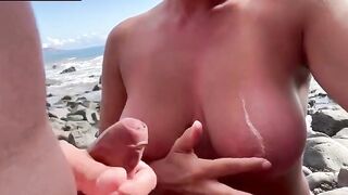 Sborrata sulle sue tette mentre è in spiaggia