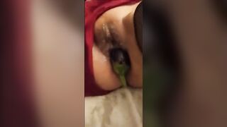 Masturbo mia moglie con una melanzana nella sua vagina