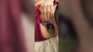 Masturbo mia moglie con una melanzana nella sua vagina