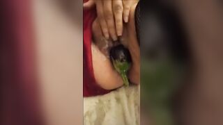 Masturbo mia moglie con una melanzana nella sua vagina