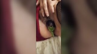 Masturbo mia moglie con una melanzana nella sua vagina