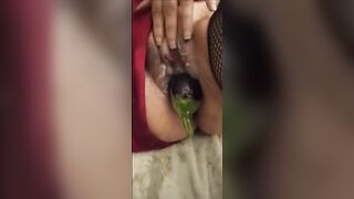 Masturbo mia moglie con una melanzana nella sua vagina