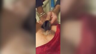 Masturbo mia moglie con una melanzana nella sua vagina