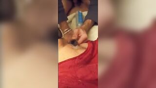 Masturbo mia moglie con una melanzana nella sua vagina