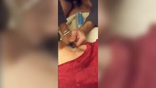 Masturbo mia moglie con una melanzana nella sua vagina