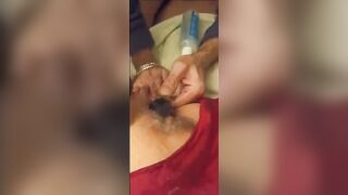 Masturbo mia moglie con una melanzana nella sua vagina