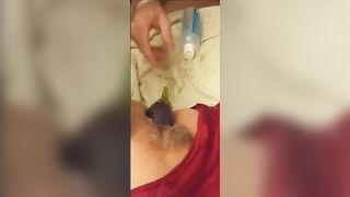 Masturbo mia moglie con una melanzana nella sua vagina