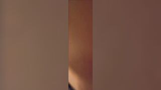 Masturbo mia moglie con una melanzana nella sua vagina