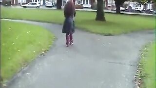 La giovane troietta cattura il vecchio puttaniere