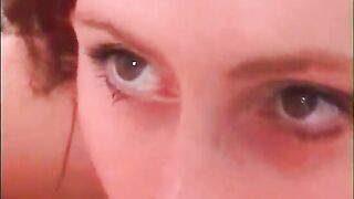 La giovane troietta cattura il vecchio puttaniere