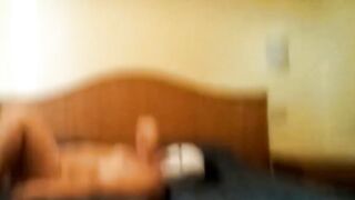 La accompagna in un Hotel per fare la puttana in camera