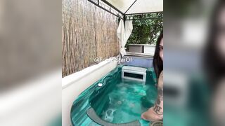 Realmalasuerte si masturba nella vasca su OnlyFans