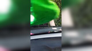 Lavo l'auto con le tette in mostra