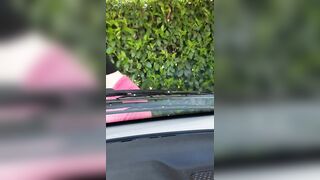 Lavo l'auto con le tette in mostra