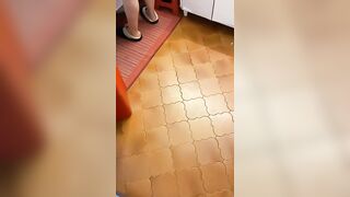 Mi eccita anche vederla pulire la cucina