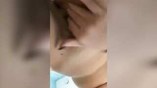 Studentessa OF va in bagno a farsi un ditalino