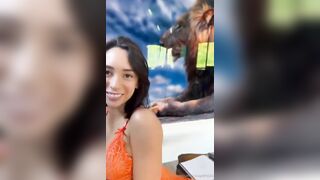 Succhia e prende lo sperma caldo in bocca