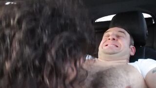 MOGLIE TROIA LO SUKKIA IN AUTO