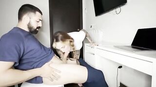 Coinquilino sgamato mentre se lo mena e lei si fa trombare