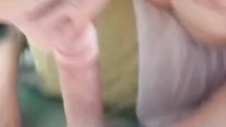 Moglie italiana succhia il cazzo al bull