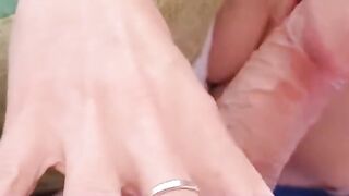 Moglie italiana succhia il cazzo al bull