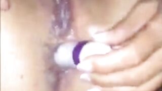 Signora squirta con un vibratore nel culo