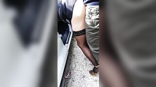 Porto mia moglie al parcheggio dove ci troviamo tanti guardoni