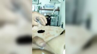 Mi sego con le mutandine della mia donna