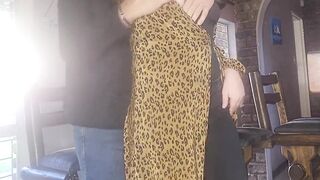 Mamma zoccola scopata dal fattorino di Amazon