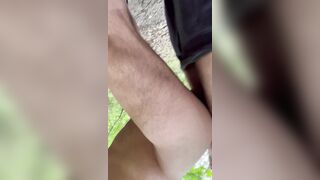 Bel ragazzo gay inculato a pecorina al parco