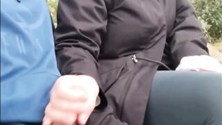 Marina che fa una sega a due guardoni